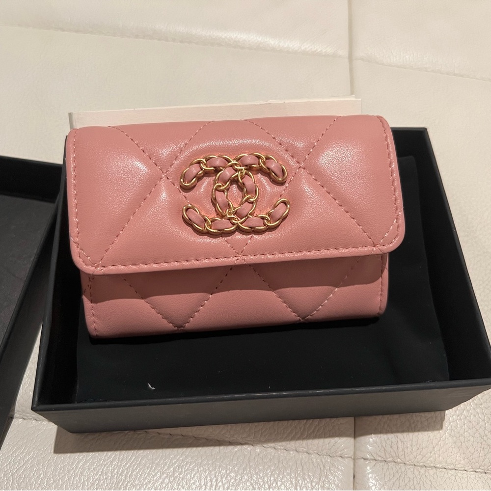 Chanel 19 flap wallet pink